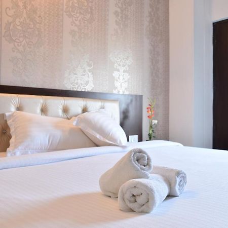 Hotel Flora Inn Gurgaon Esterno foto